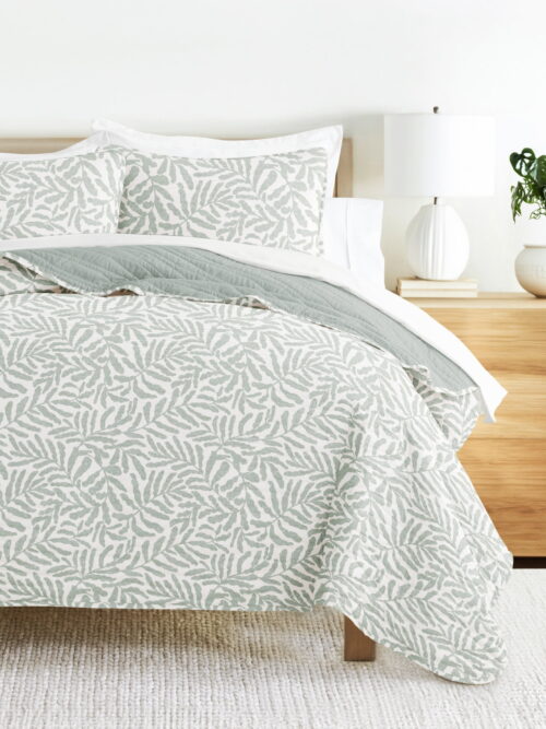 Noble Linens 3-Piece Eucalyptus Tossed Ferns Reversible Quilt Set, King