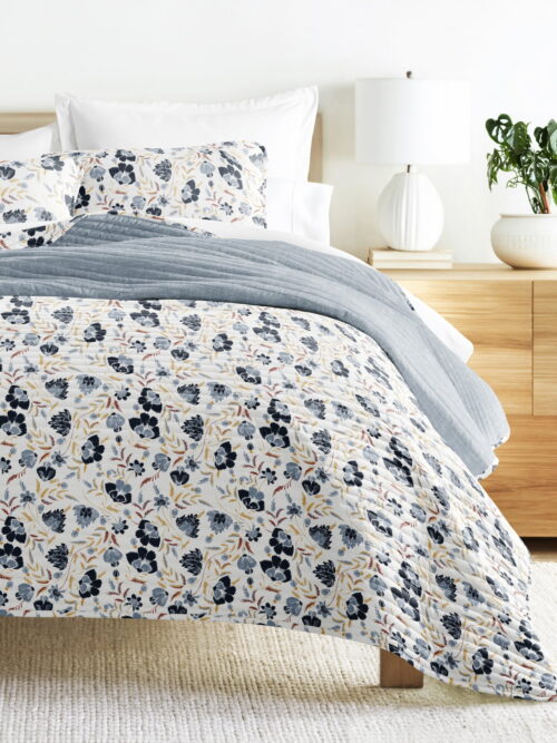 Noble Linens 3-Piece Light Blue French Jacobean Reversible Quilt Set, Queen