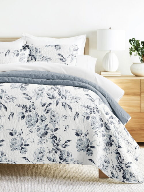 Noble Linens 3-Piece Light Blue Rose Garden Reversible Quilt Set, King