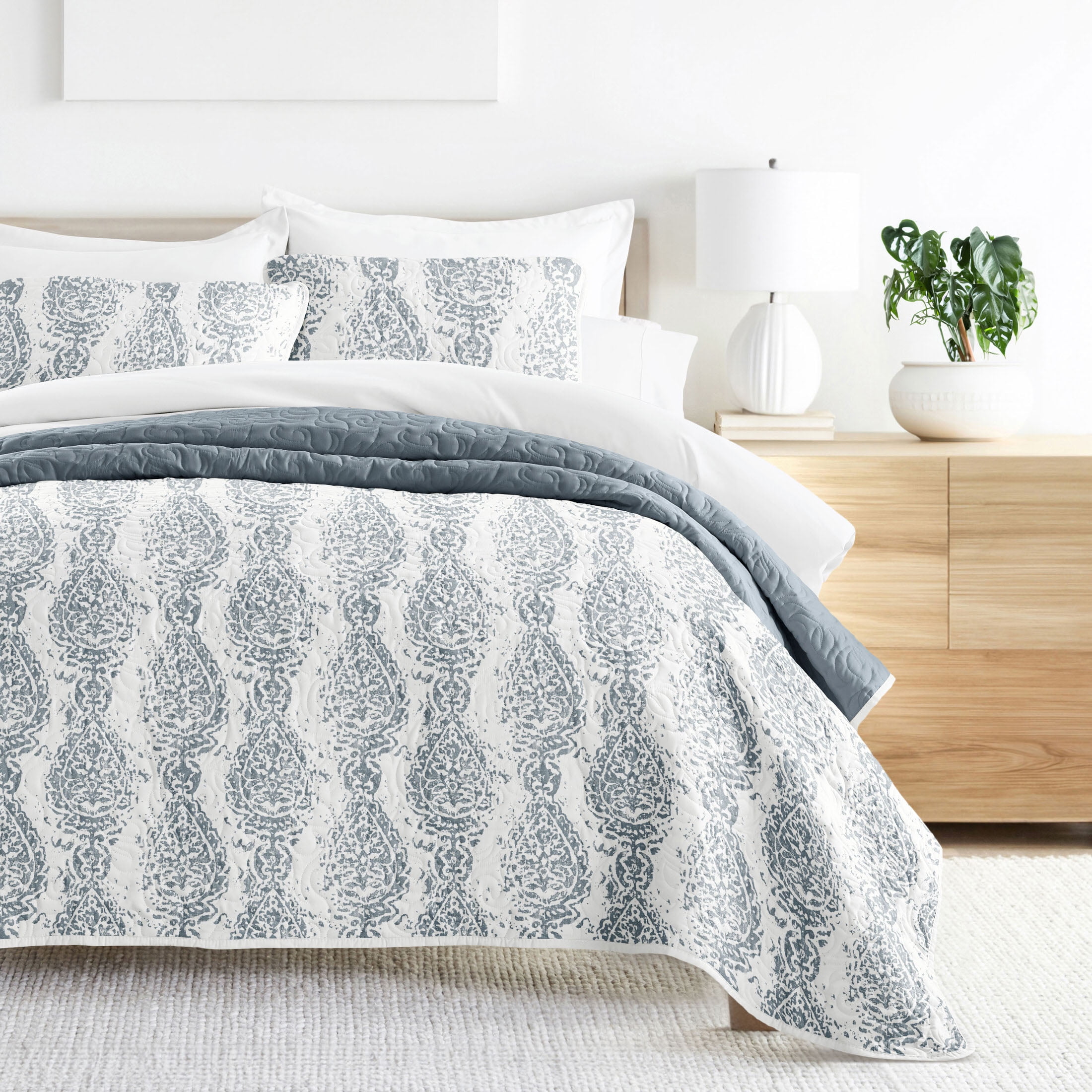 Noble Linens Dusk Blue 3 Piece Distressed Damask Reversible Print Quilt Set, King / CalKing