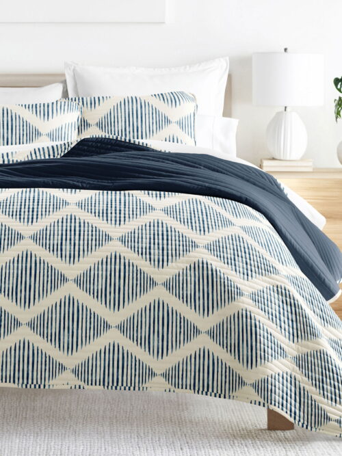 Noble Linens Navy 3 Piece Distressed Diamond Reversible Microfiber Quilt Set, King / CalKing