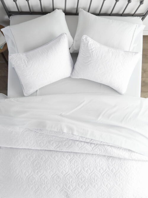 Noble Linens White Damask Pattern Quilted Coverlet Set, Full/Queen